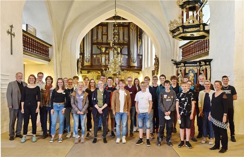 Junge Musiker an einer alten Orgel Junge Musiker an einer alten Orgel