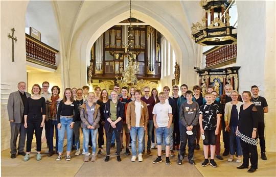Junge Musiker an einer alten Orgel