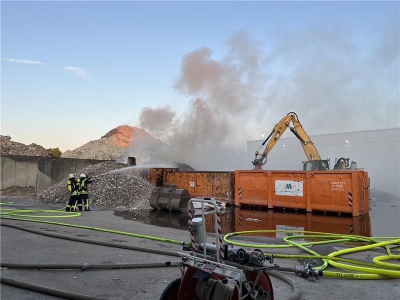 Großfeuer bei Recyclingunternehmen in Düdenbüttel Großfeuer bei Recyclingunternehmen in Düdenbüttel