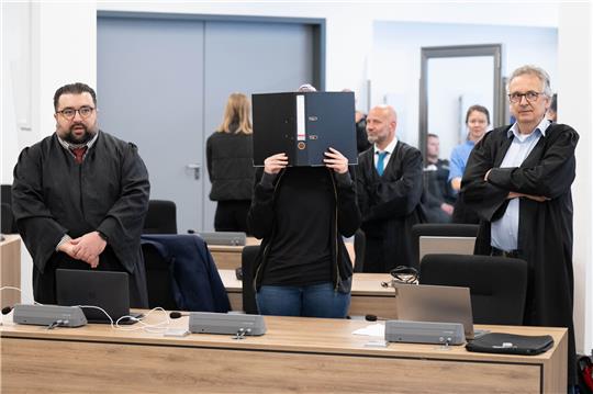 Gericht verurteilt mutmaßliche Linksextremisten – Proteste im Saal
