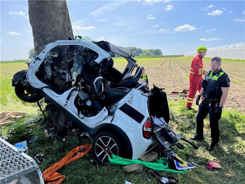 18-Jährige prallt an L130 mit Pkw gegen Baum – lebensgefährlich verletzt 18-Jährige prallt an L130 mit Pkw gegen Baum – lebensgefährlich verletzt