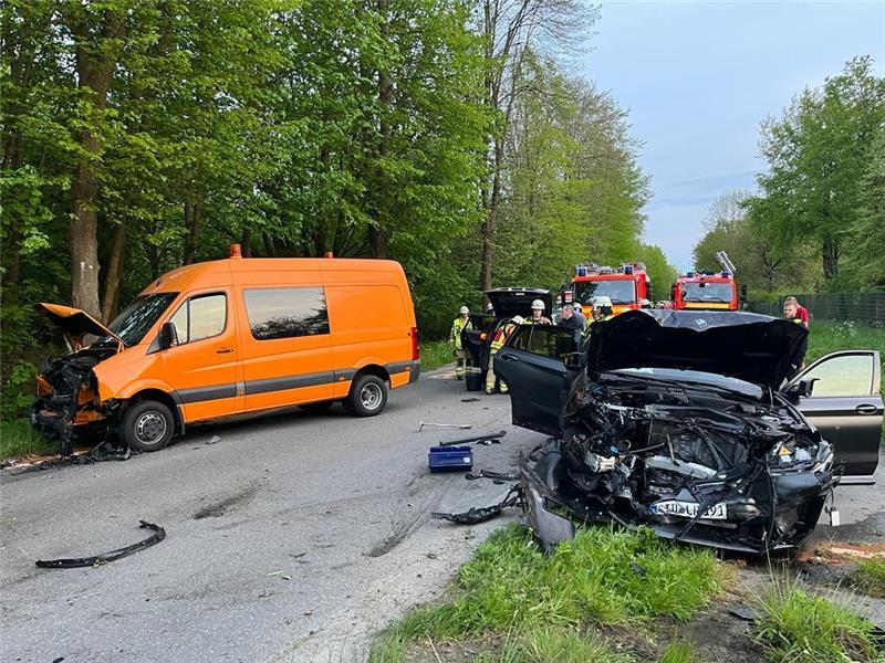 BMW-Fahrer (19) verursacht Unfall mit sieben Verletzten auf Stader Elbstraße BMW-Fahrer (19) verursacht Unfall mit sieben Verletzten auf Stader Elbstraße