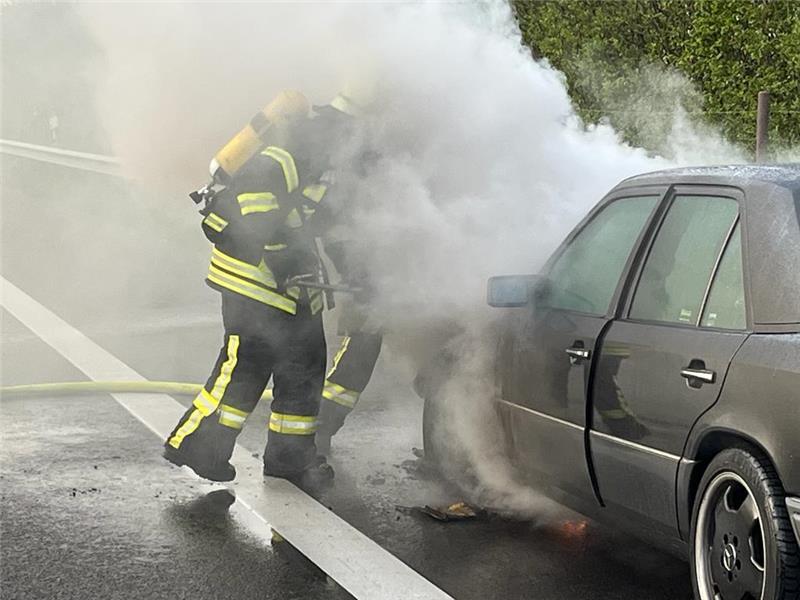 Mercedes auf A26 fängt Feuer – Stau auf Autobahn Mercedes auf A26 fängt Feuer – Stau auf Autobahn