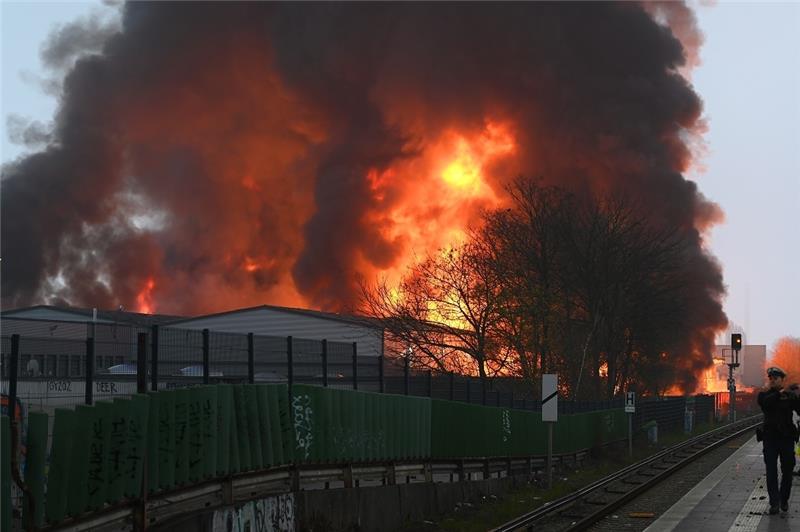 Drei Tage nach Großbrand weiter Löscharbeiten in Rothenburgsort Drei Tage nach Großbrand weiter Löscharbeiten in Rothenburgsort