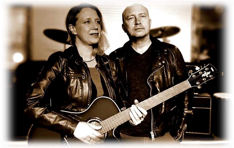 Duo BA-B erfreut in Freiburg mit Gitarren und Gesang Duo BA-B erfreut in Freiburg mit Gitarren und Gesang