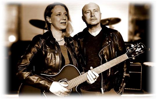 Duo BA-B erfreut in Freiburg mit Gitarren und Gesang
