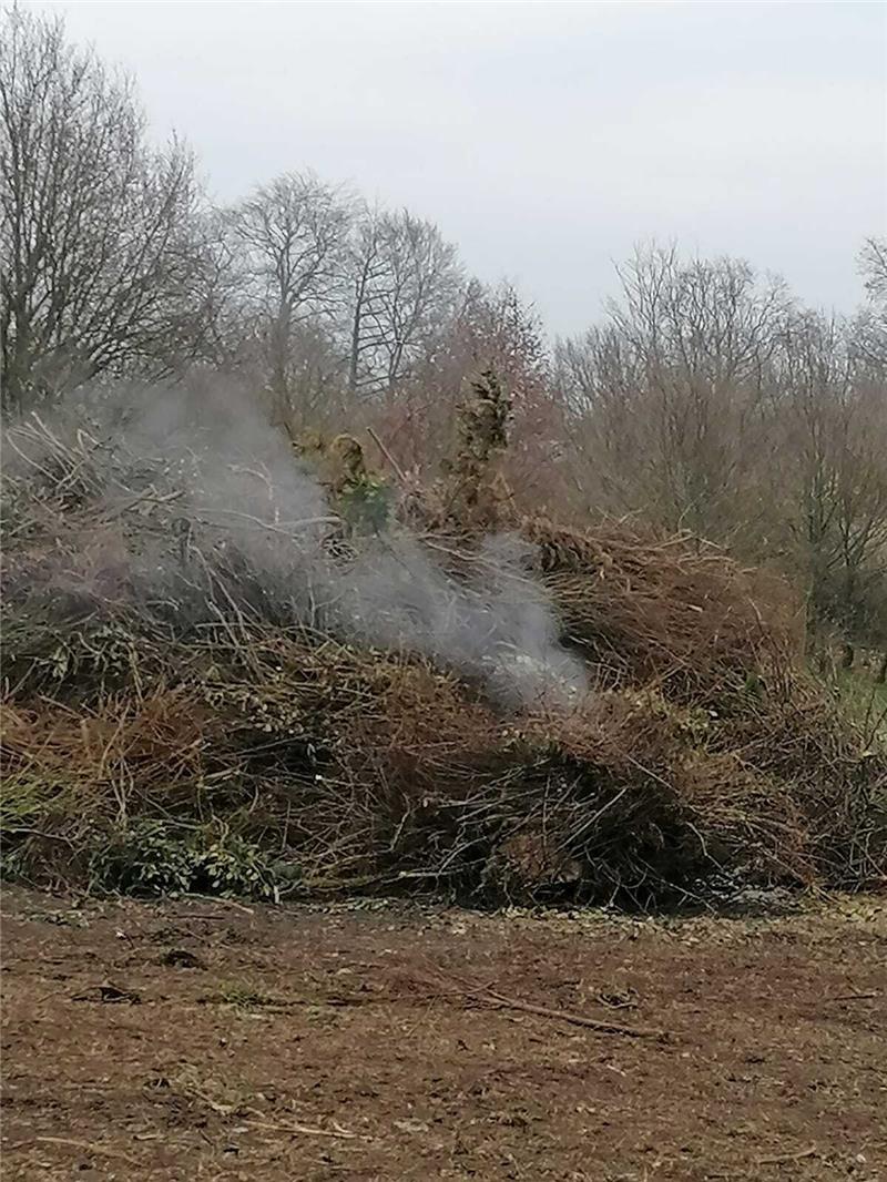 „Böswillig angesteckt“: Unbekannte zünden Osterfeuer in Oldendorf zu früh