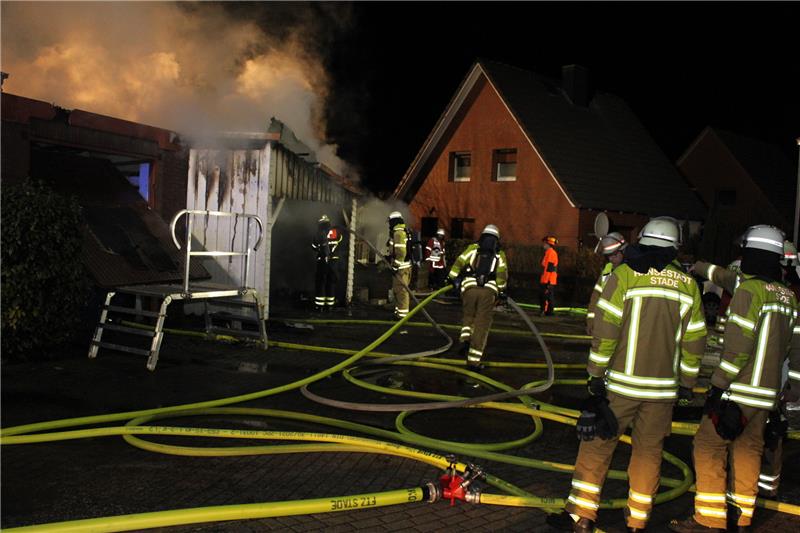 Flammen mitten im Stader Wohngebiet – Großeinsatz Flammen mitten im Stader Wohngebiet – Großeinsatz