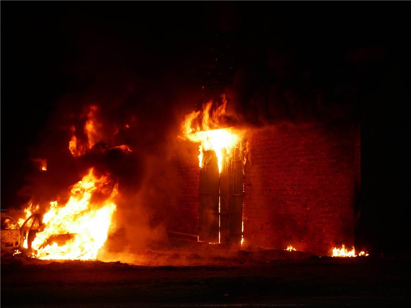 21-Jähriger kracht mit Auto in Scheune und löst Vollbrand aus