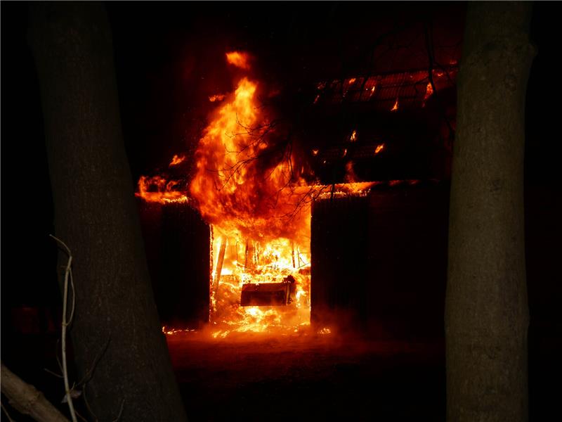 21-Jähriger kracht mit Auto in Scheune und löst Vollbrand aus