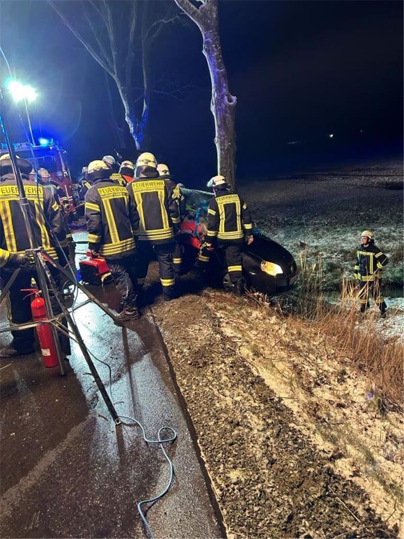 Schwerer Glätteunfall in Krummendeich – Autofahrerin eingeklemmt Schwerer Glätteunfall in Krummendeich – Autofahrerin eingeklemmt