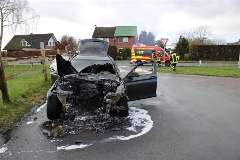 BMW in Ahlerstedt fängt Feuer – Fahrer rettet sich