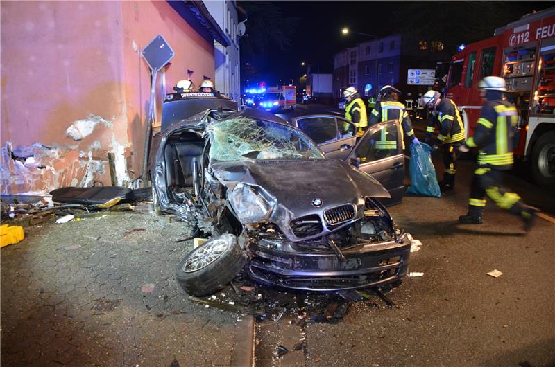 Tödlicher Unfall in der Buxtehuder Innenstadt - BMW kracht gegen Hauswand