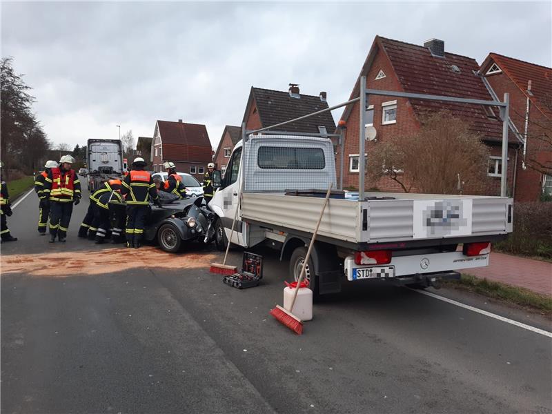 Oldtimer-Fahrer bei Unfall in Jork-Königreich schwer verletzt
