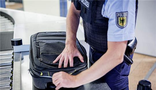 Bundespolizei stellt am Flughafen Hamburg verbotene Waffen sicher