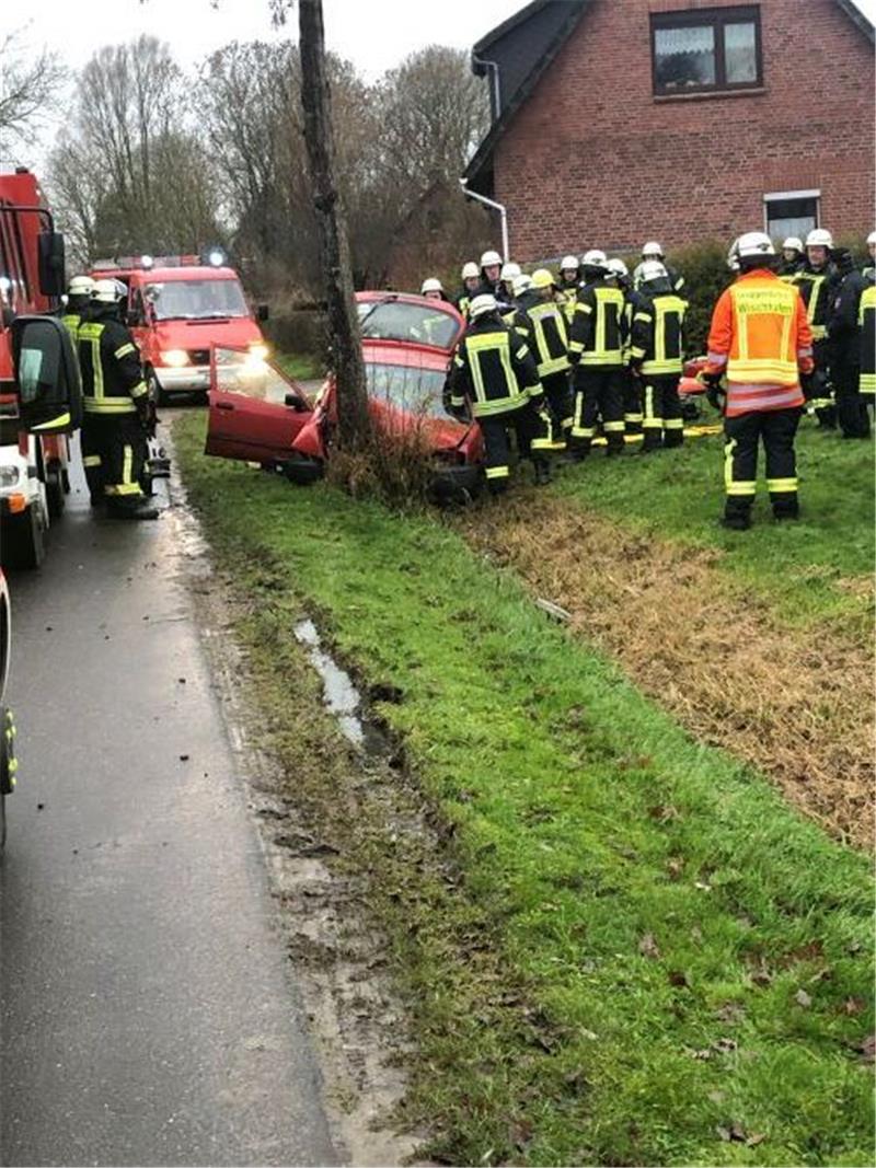 Seniorin prallt mit Auto in Balje gegen Baum – Schwerverletzt Seniorin prallt mit Auto in Balje gegen Baum – Schwerverletzt