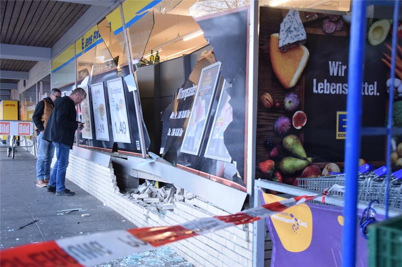 82-jährige Staderin kracht mit Auto ins Schaufenster eines Supermarkts