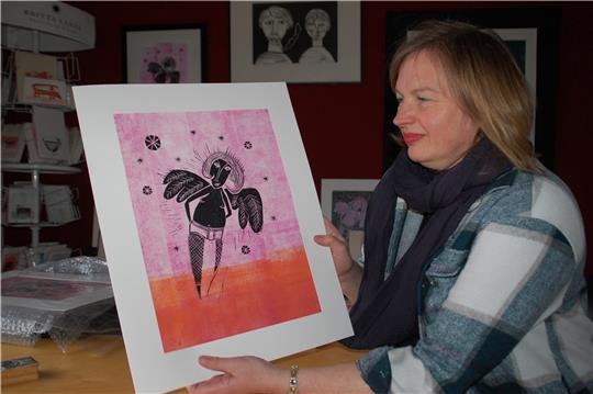 Gender-Engel und andere Kunstwerke hängen in ihrem Atelier