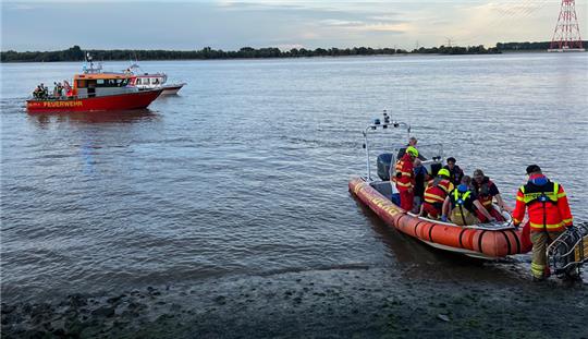 Paddlerin wird auf Boot bewusstlos - Großeinsatz auf der Elbe