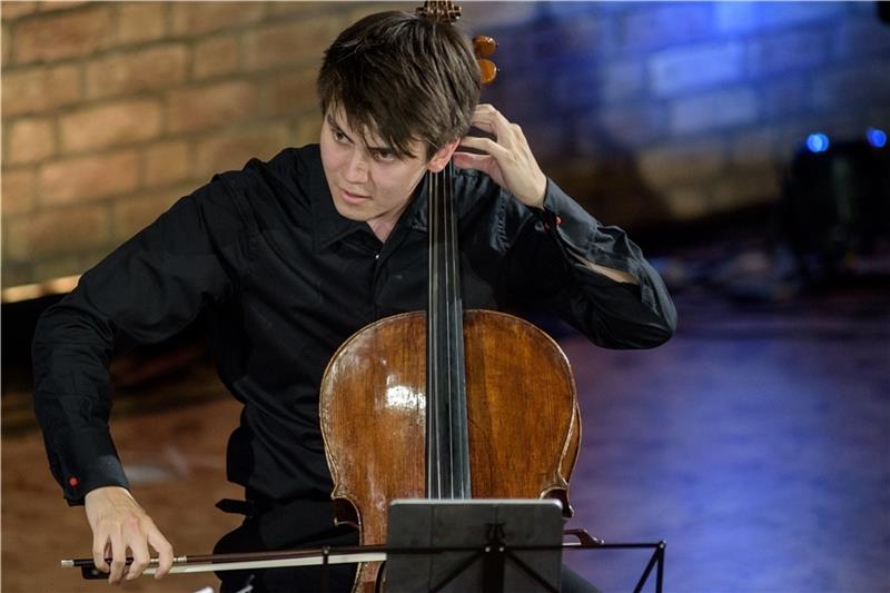 Streicher und Pianist spielen mit der Energie einer Rockband Streicher und Pianist spielen mit der Energie einer Rockband