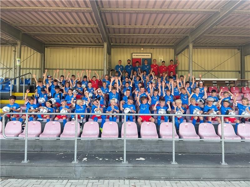 65 Kinder lernen das Kicken bei der D/A-Fußballschule