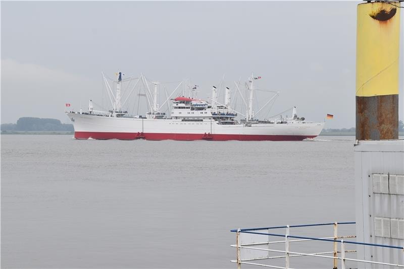 „Cap San Diego“ passiert den Lühe-Anleger in Grünendeich „Cap San Diego“ passiert den Lühe-Anleger in Grünendeich