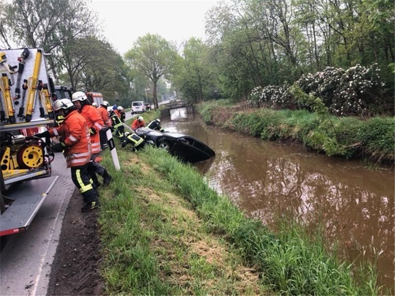 Autofahrer landet in Oederquart im Kanal