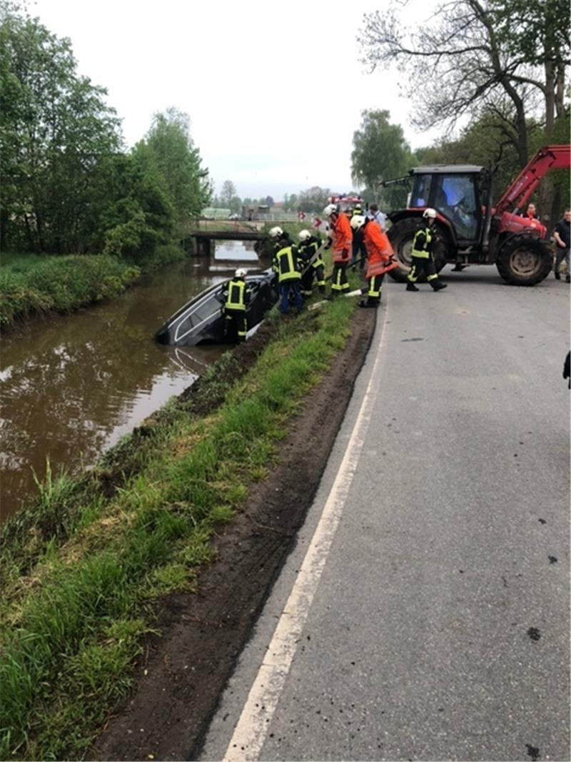 Autofahrer landet in Oederquart im Kanal