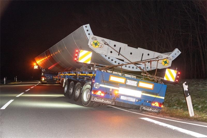 Schwerlasttransport kommt von B 73 ab – Mit Spezialkran geborgen
