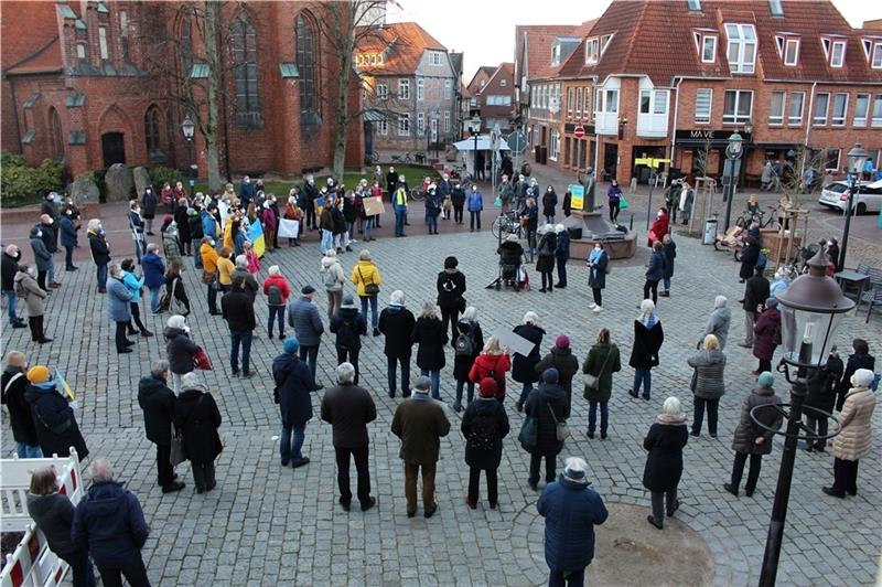 Buxtehude: Ein voller Petri-Platz demonstriert für den Frieden
