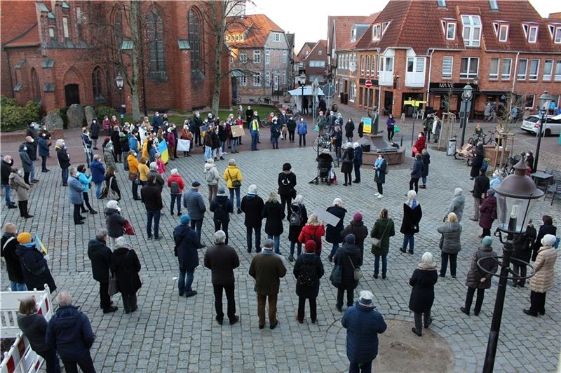 Buxtehude: Ein voller Petri-Platz demonstriert für den Frieden Buxtehude: Ein voller Petri-Platz demonstriert für den Frieden