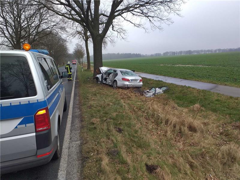 86 Jahre alter Mercedes-Fahrer stirbt bei Unfall auf L 123 – Auto setzt Notruf ab