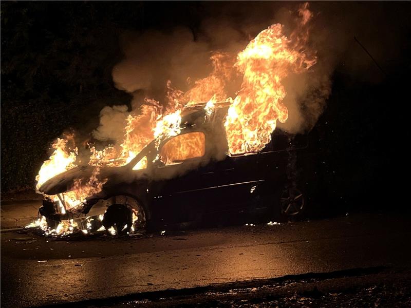 Brandstiftung? Fünf Autos in Stade stehen in Flammen Brandstiftung? Fünf Autos in Stade stehen in Flammen