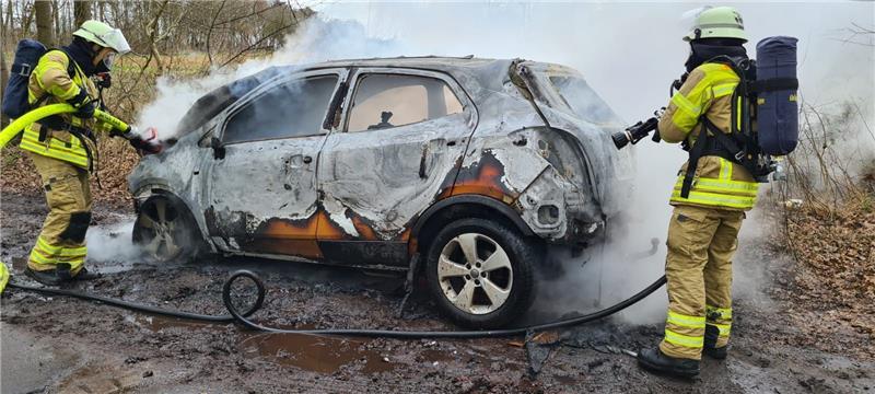 Brandstiftung? Fünf Autos in Stade stehen in Flammen Brandstiftung? Fünf Autos in Stade stehen in Flammen