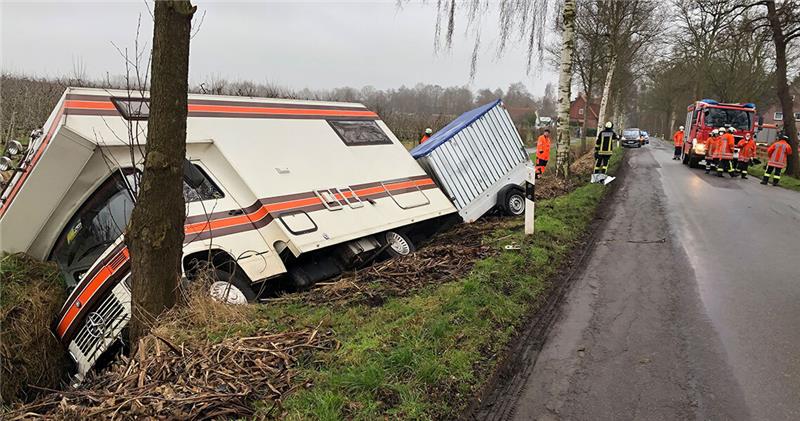 Wohnmobil landet bei Wischhafen im Wassergraben