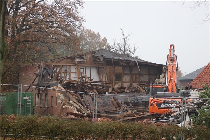Abrissbagger schaffen Platz für Oldendorfer Gesundheitscampus Abrissbagger schaffen Platz für Oldendorfer Gesundheitscampus