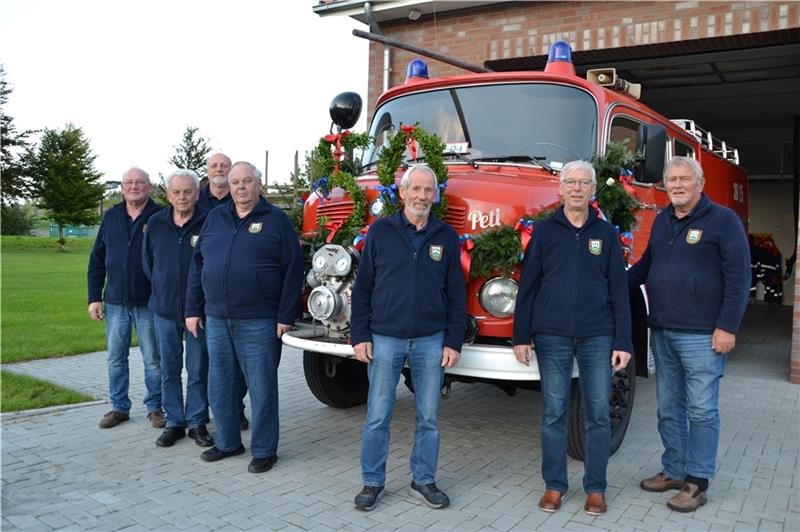 In Gedenken: Feuerwehr-Oldie wird auf „Peti“ getauft