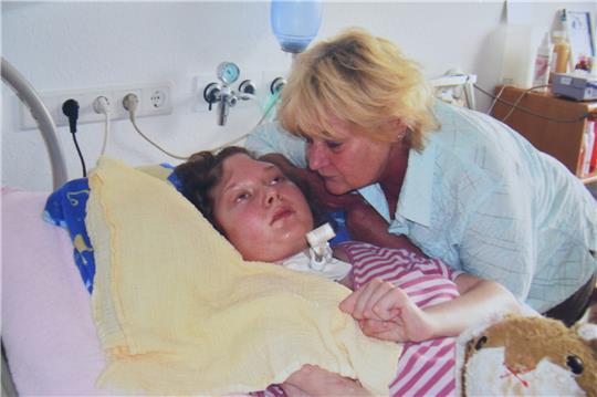 Zwölf Jahre im Wachkoma: Mutter zerbricht am Leid ihrer Tochter