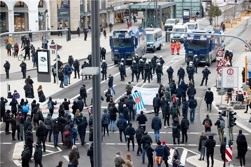 1000 Corona-Skeptiker in Hamburg: Polizei geht gegen Gegendemo vor