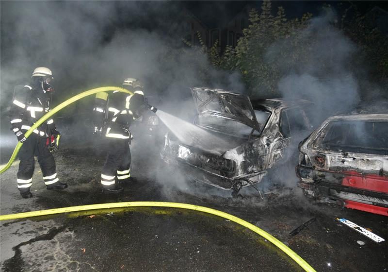 Zwei Autos stehen in Stade in Flammen