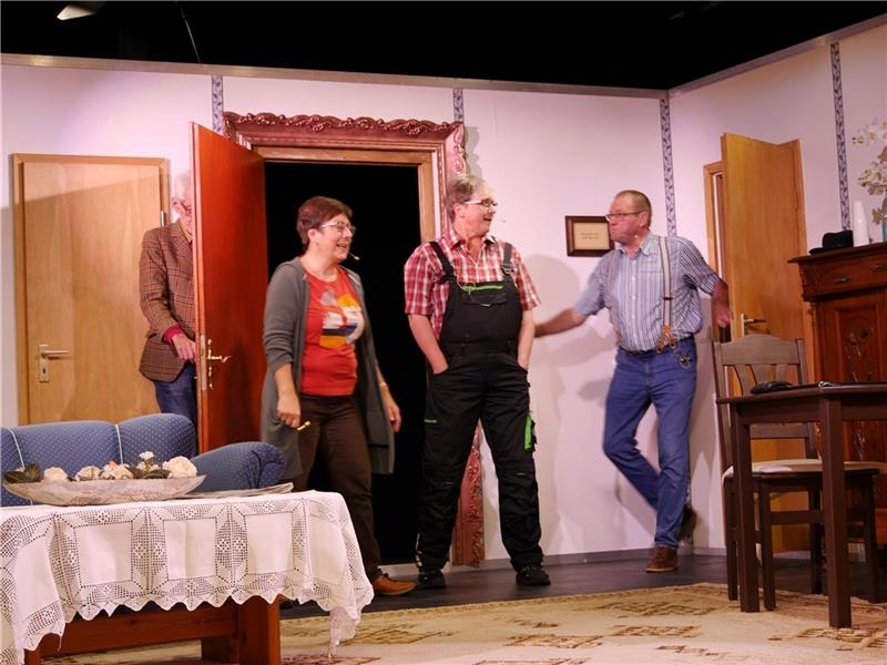 Schauspieler aus Hammah und Himmelpforten feiern erfolgreiche Premiere Bild 3: Nebenbuhler Günter Wimmer (Heinz Bialdiga) muss sich zwar nicht vor Gisela Eiermann (Inge Krämer) verstecken, wohl aber vor Paul (Gabriele Brandt) und Hausherr Willi Eiermann (Werner Langen).