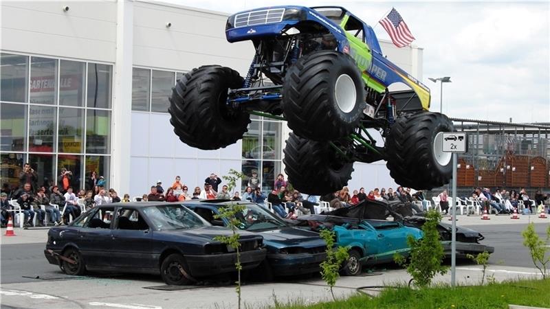 Stuntshow mit Monstertrucks in Buxtehude