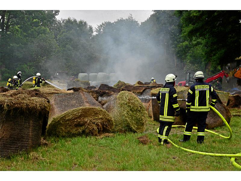 Heuballen auf Hof in Deinste fangen Feuer Heuballen auf Hof in Deinste fangen Feuer
