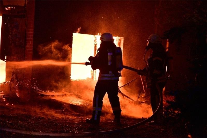 Feuer vernichtet landwirtschaftliches Anwesen in Kutenholz Feuer vernichtet landwirtschaftliches Anwesen in Kutenholz