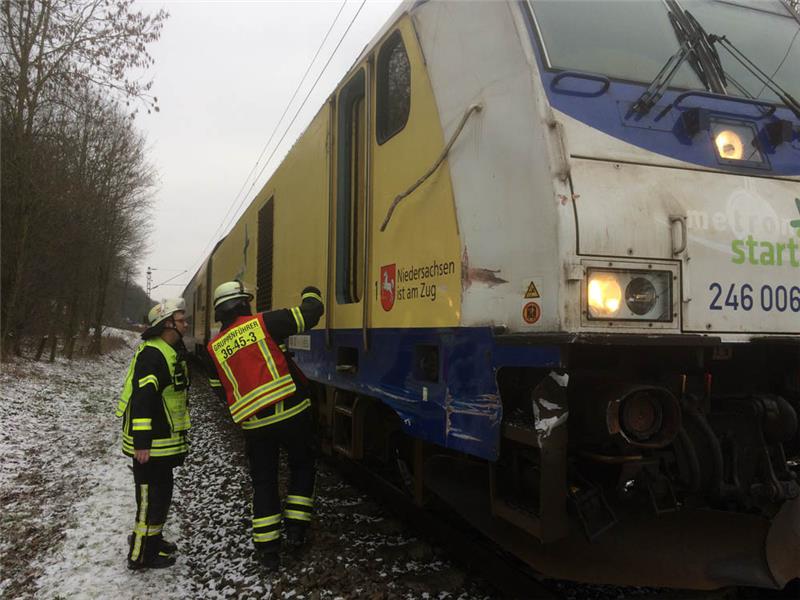 Kollision zwischen Zug und Lkw auf Bahnübergang in Agathenburg