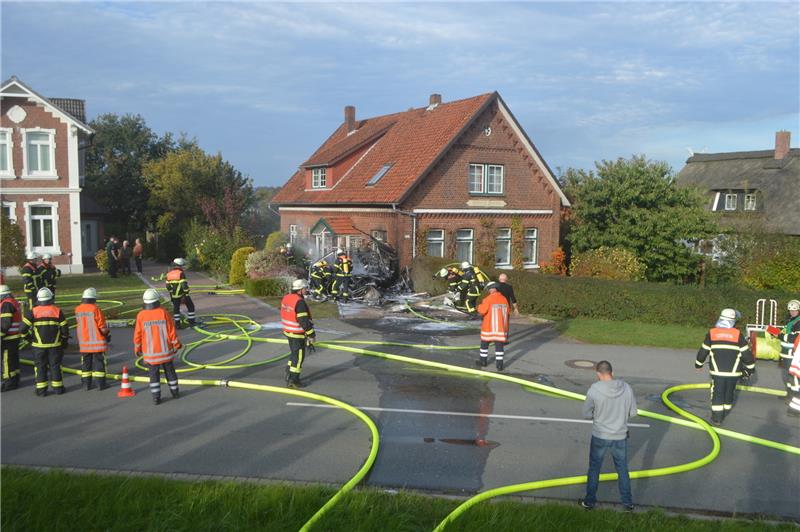 Wohnmobil brennt in Jork vollständig aus