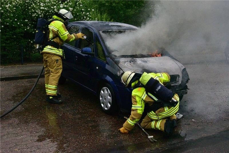 Wieder brennt ein Auto in Stade
