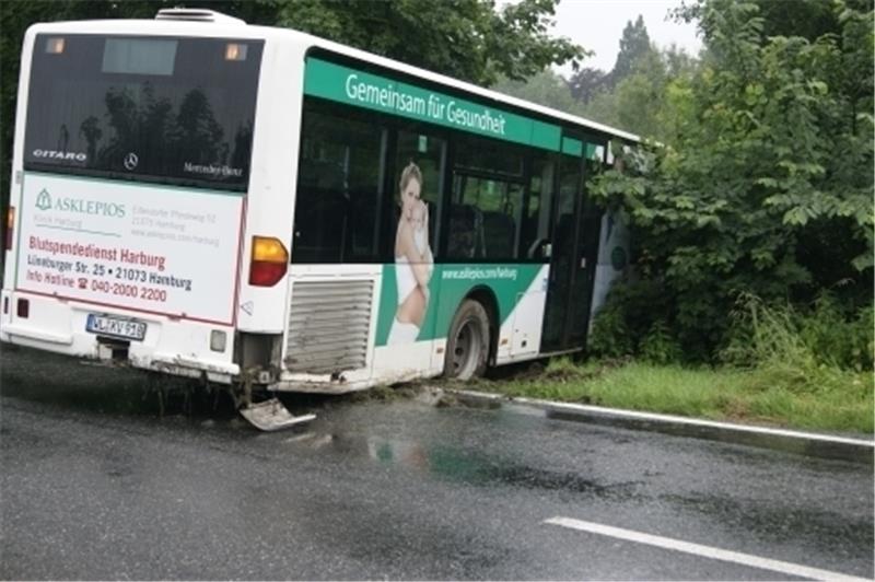 Freiburger Schützenfest: Bus kommt von der Straße ab
