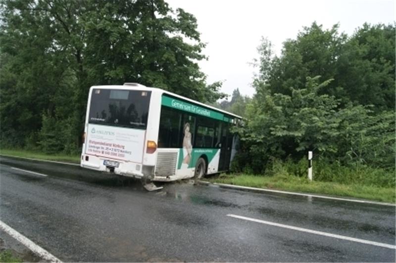Freiburger Schützenfest: Bus kommt von der Straße ab