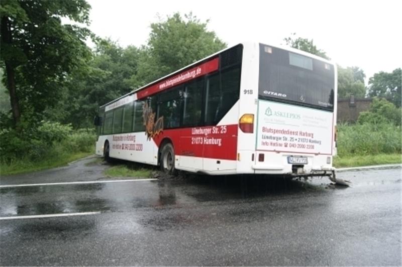 Freiburger Schützenfest: Bus kommt von der Straße ab